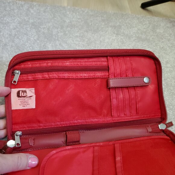 LUG Tango Quilted Wristlet Passport Holder Wallet Zip Travel Multi-Card RFID Red - Picture 7 of 14